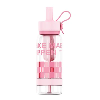 Štíhlá plastová láhev s vodou